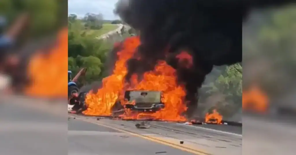 Veículos destruídos e equipes de resgate no local da colisão frontal na BR-101, Mucuri, Bahia
