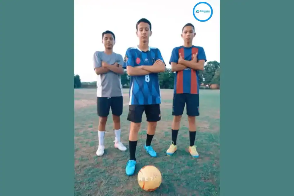 Jovens atletas de Amarante, Piauí, comemoram conquistas do projeto de futebol municipal e vitória na Copa AJS.