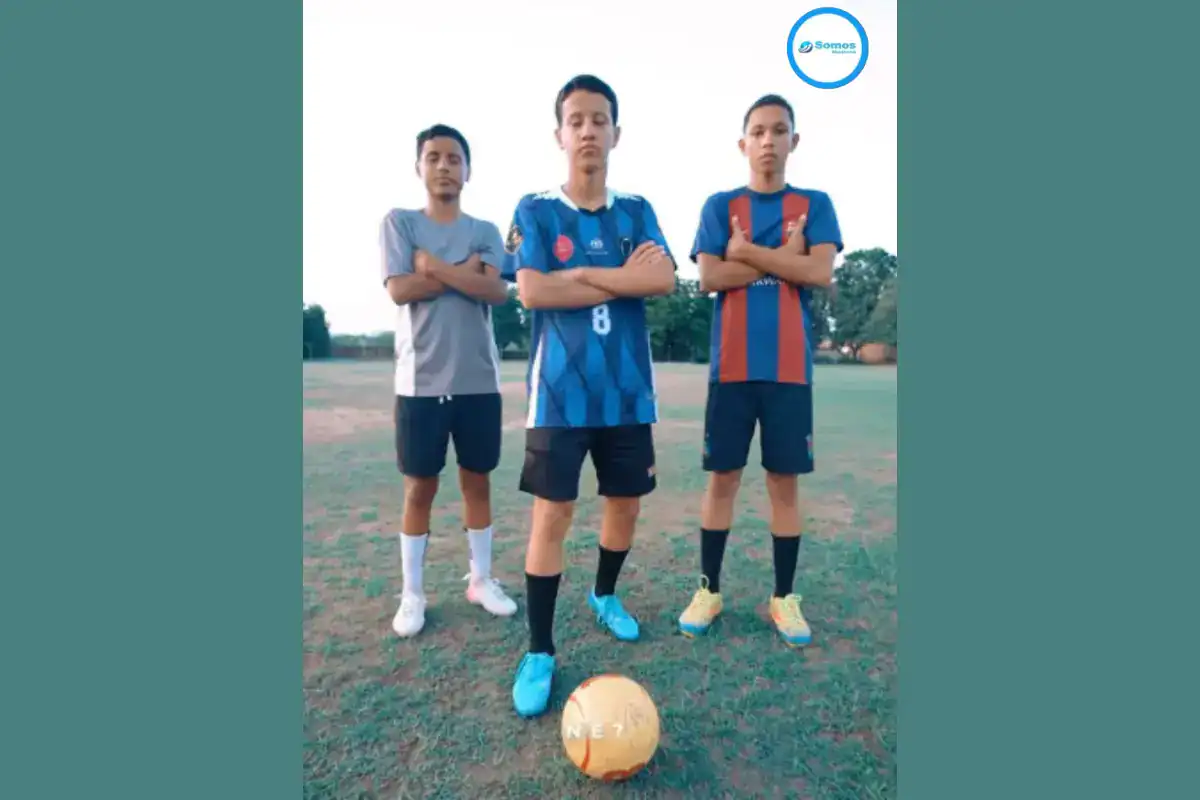 Jovens atletas de Amarante, Piauí, comemoram conquistas do projeto de futebol municipal e vitória na Copa AJS.