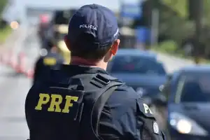 Agentes da Polícia Rodoviária Federal (PRF) em operação de fiscalização em rodovia federal no Piauí, com viatura e equipamentos de segurança.