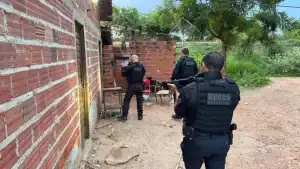 Policiais civis e militares em ação durante operação contra organização criminosa em Altos, Piauí.