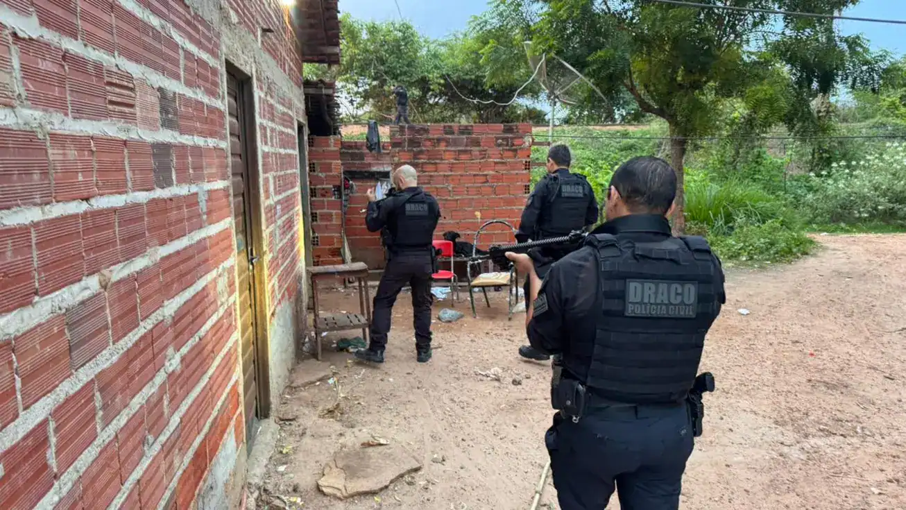 Policiais civis e militares em ação durante operação contra organização criminosa em Altos, Piauí.