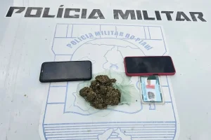 Porções de maconha e cocaína, dois celulares e uma motocicleta Honda Bros apreendidos pela Polícia Militar em Pio IX.