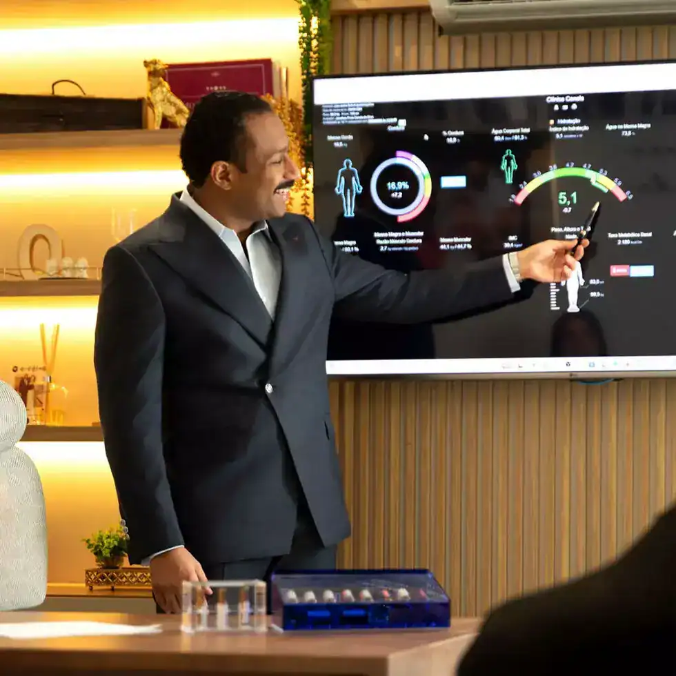 Dr. Jonathas Canela, médico da Clínica Canela, discute emagrecimento sustentável.