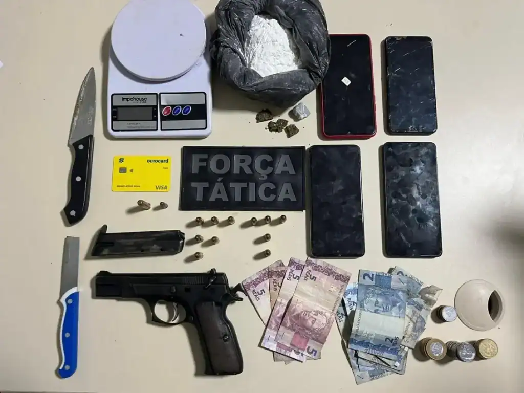 Pistola 9mm, munições, porções de cocaína e maconha, e balança de precisão apreendidos pela PM em Valença do Piauí.