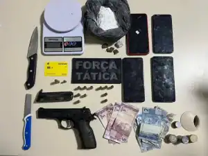 Pistola 9mm, munições, porções de cocaína e maconha, e balança de precisão apreendidos pela PM em Valença do Piauí.