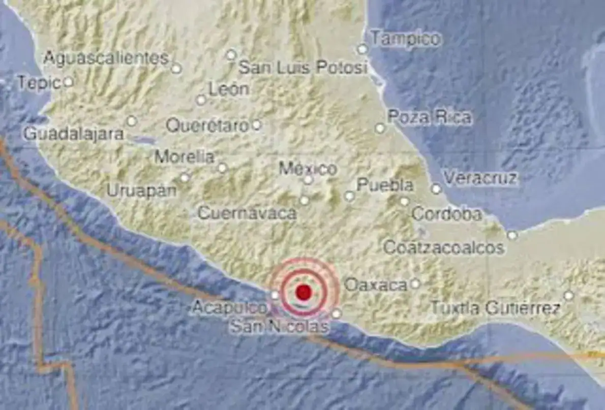 Cena de impacto ou equipes de emergência após terremoto de magnitude 6,5 no sudeste do México, com epicentro em Guerrero.