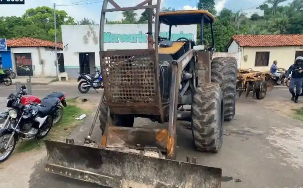 Retroescavadeira amarela em cena de acidente, representando o atropelamento de adolescente em Timbiras, Maranhão.