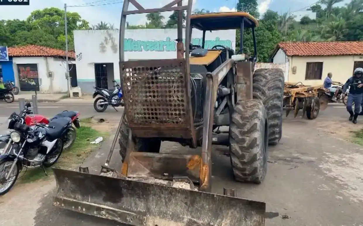 Retroescavadeira amarela em cena de acidente, representando o atropelamento de adolescente em Timbiras, Maranhão.