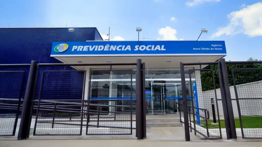 Representação visual da suspensão de serviços do INSS para modernização de sistemas previdenciários