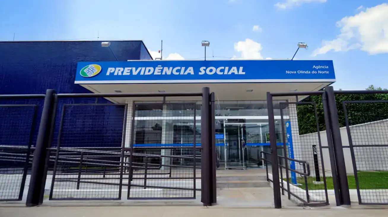 Representação visual da suspensão de serviços do INSS para modernização de sistemas previdenciários