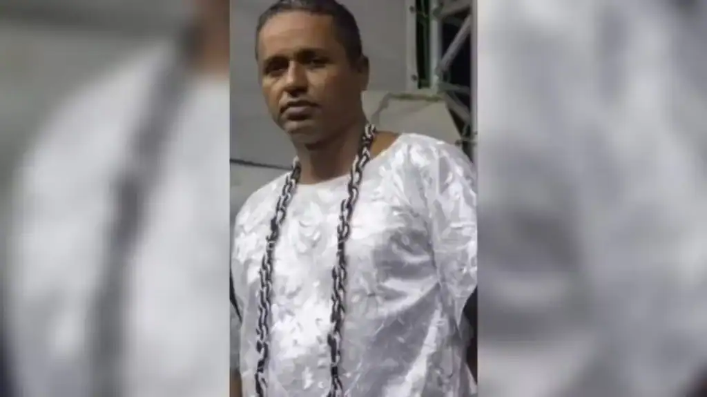 Pai Nivaldo de Oxóssi, líder religioso preso em Fortaleza, Ceará, acusado de violação sexual e estupro.