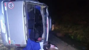 Micro-ônibus branco e caminhão de carga danificados após colisão na BR-116, com equipes de resgate e veículos de emergência no local do acidente.