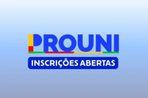 Estudante universitário utilizando notebook para realizar inscrição no Prouni 2026.1, programa de bolsas do MEC.