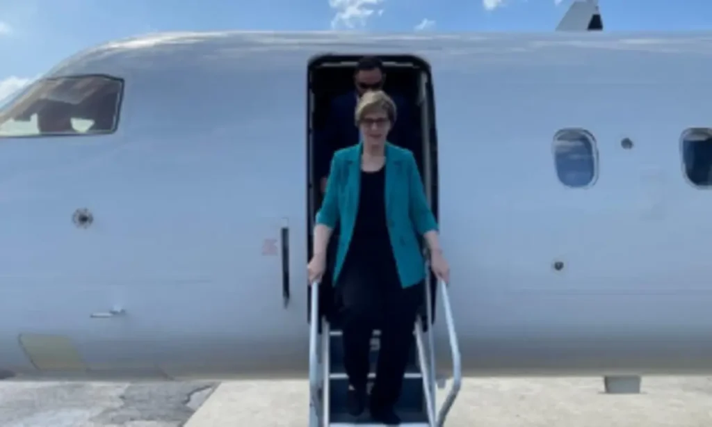 Laura Dogu, encarregada de negócios dos EUA, em sua chegada à Venezuela para retomar relações diplomáticas.