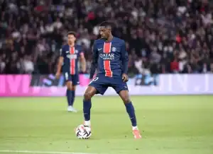 Ousmane Dembélé, atacante do PSG, comemora gol contra o Lille no Campeonato Francês.