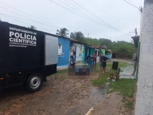 Fio elétrico caído em rua molhada de Luís Correia, Piauí, após forte chuva