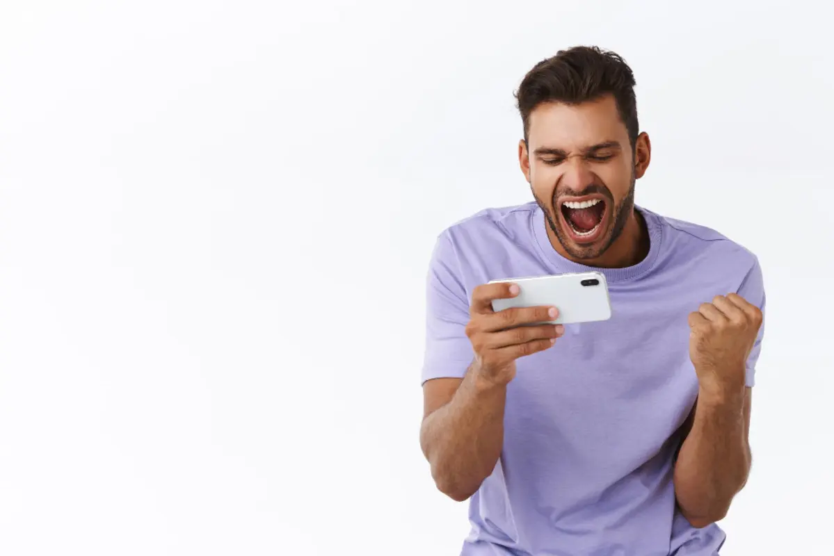 Pessoa usando aplicativo de apostas esportivas em smartphone, mostrando interface de seleção de <a href=