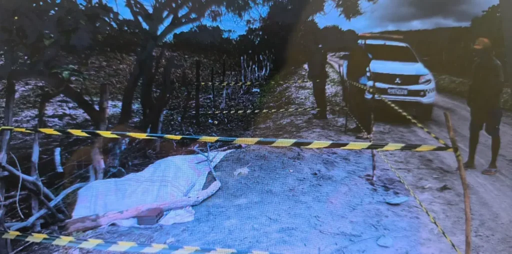 Equipe policial e IML em área rural de Assunção do Piauí onde corpo de André Luiz Martins foi encontrado