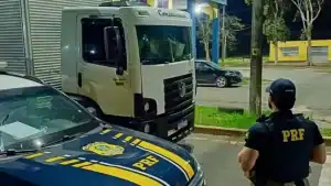 Caminhão apreendido pela Polícia Rodoviária Federal (PRF) em São Luís, com placas clonadas e drogas