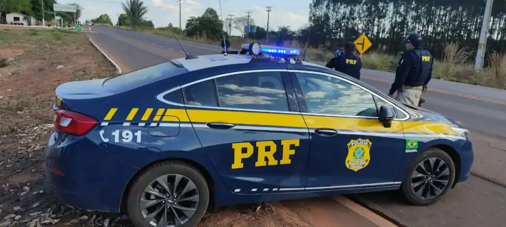 Veículo Fiat Palio Fire acidentado fora da pista na BR-343 em Amarante, Piauí, após saída de pista fatal.