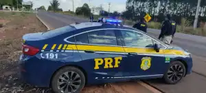 Veículo Fiat Palio Fire acidentado fora da pista na BR-343 em Amarante, Piauí, após saída de pista fatal.