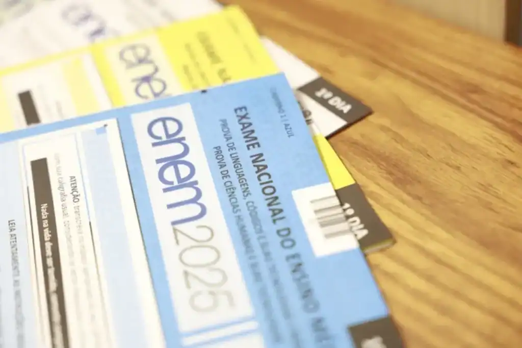 Estudante consultando notas do Enem 2025 na Página do Participante para acesso ao ensino superior.