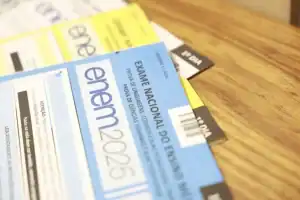 Estudante consultando notas do Enem 2025 em tela de computador, com foco na Página do Participante do Inep.