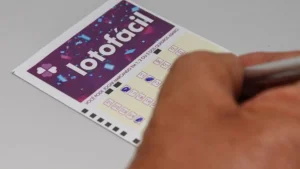 Bilhete da Lotofácil com números marcados e o valor do prêmio de R$ 5 milhões em destaque, simbolizando o sorteio acumulado.