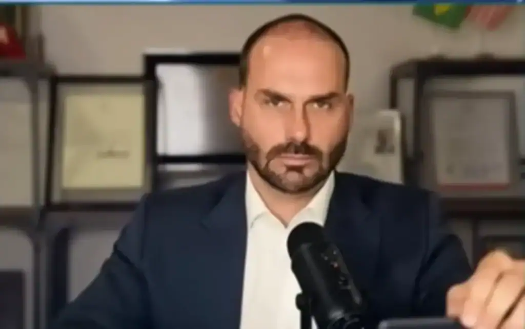 Eduardo Bolsonaro, ex-deputado federal, em imagem de arquivo, reagindo à determinação da Polícia Federal para seu retorno como escrivão.
