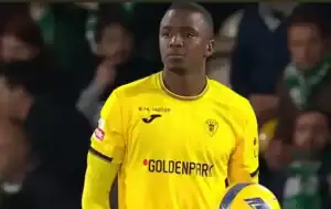 Goleiro Andrew, do Gil Vicente, em campo durante partida