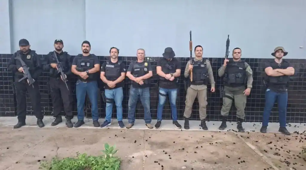 Policiais civis exibem drogas, armas e dinheiro apreendidos em operação em São João do Piauí.