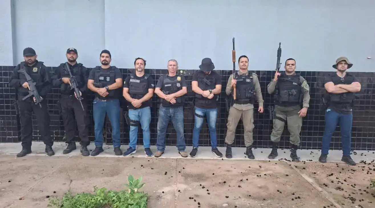Policiais civis em ação durante operação de cumprimento de mandados no Piauí