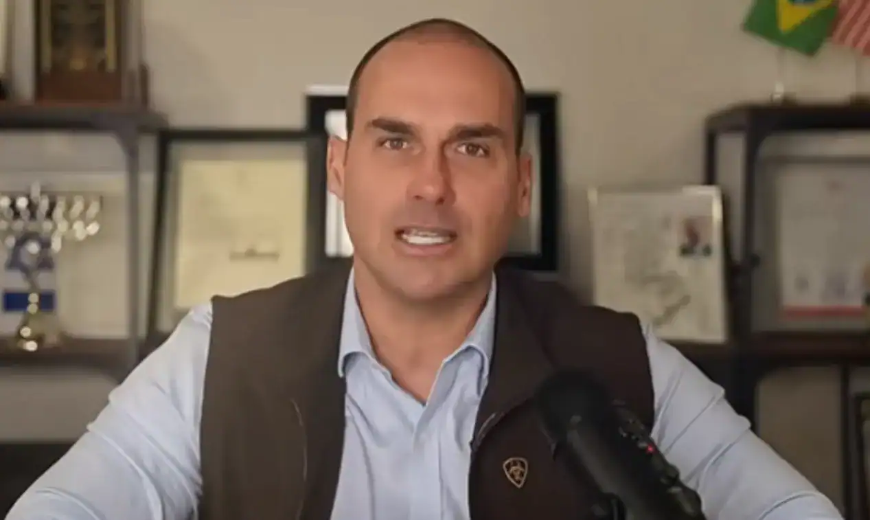 Deputado federal Eduardo Bolsonaro em pronunciamento, abordando a situação política e humanitária da Venezuela.