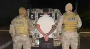 Itens apreendidos pela Polícia Militar em Teresina: pistola calibre .40, munições, porções de maconha e cocaína, balança de precisão e celulares.