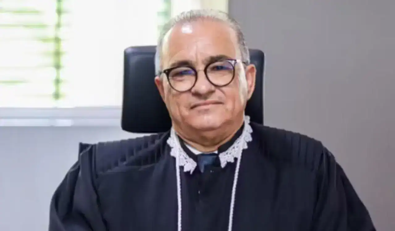 Aderson Nogueira, presidente do TJPI, em cerimônia de posse como governador em exercício do Piauí no Palácio de Karnak, Teresina.