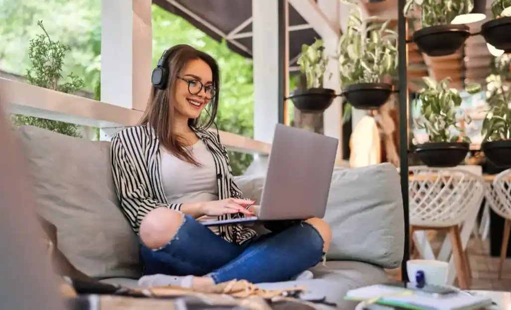 aluna aprendendo em casa com o laptop.