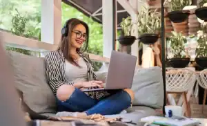 aluna aprendendo em casa com o laptop.