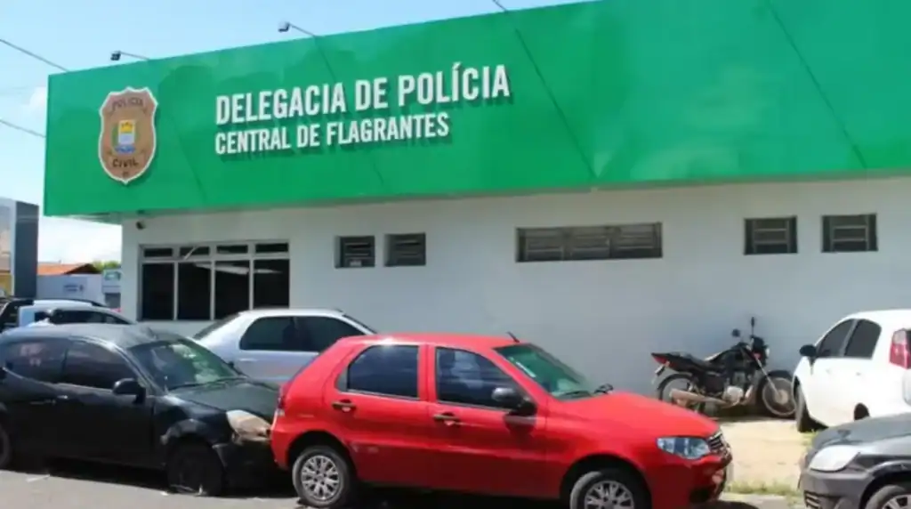 Neto Magrão, homem preso por tráfico de drogas em Teresina, sendo conduzido pela Polícia Civil.
