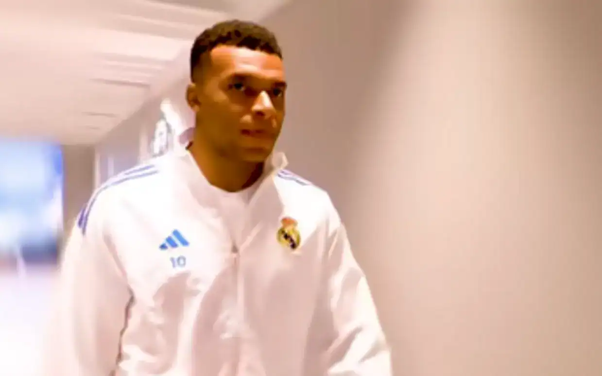 Kylian Mbappé, atacante do Real Madrid, em campo antes da final da Supercopa da Espanha.
