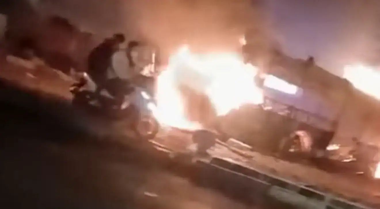 Manifestantes iranianos nas ruas, enfrentando repressão durante protestos contra o regime teocrático