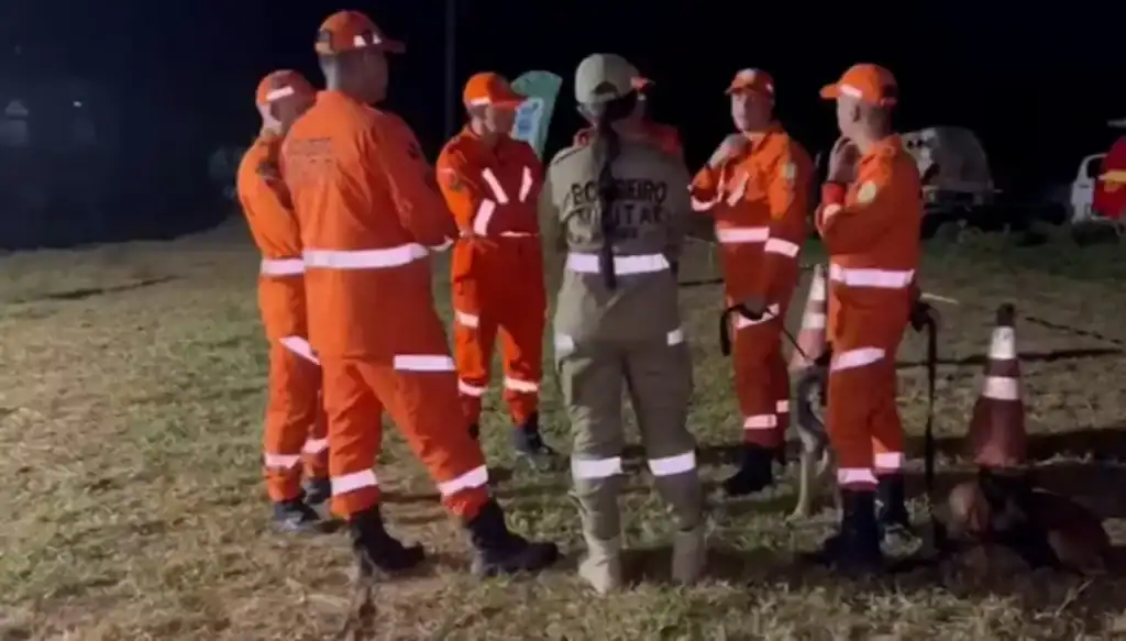 Mergulhadores do Corpo de Bombeiros em operação de busca aquática por crianças desaparecidas no lago Limpo, Bacabal, Maranhão.