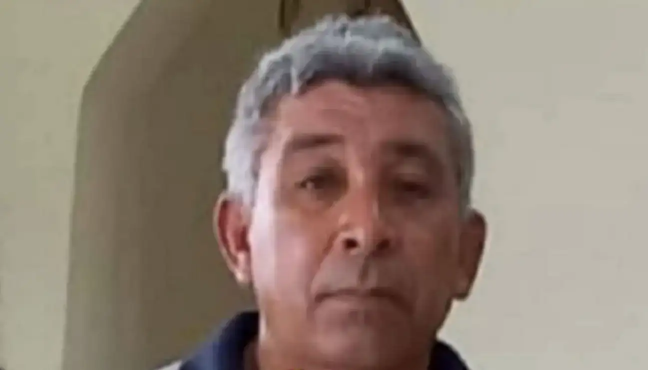 Viaturas da Polícia Militar em área rural de Joaquim Pires, Piauí, durante investigação de homicídio.