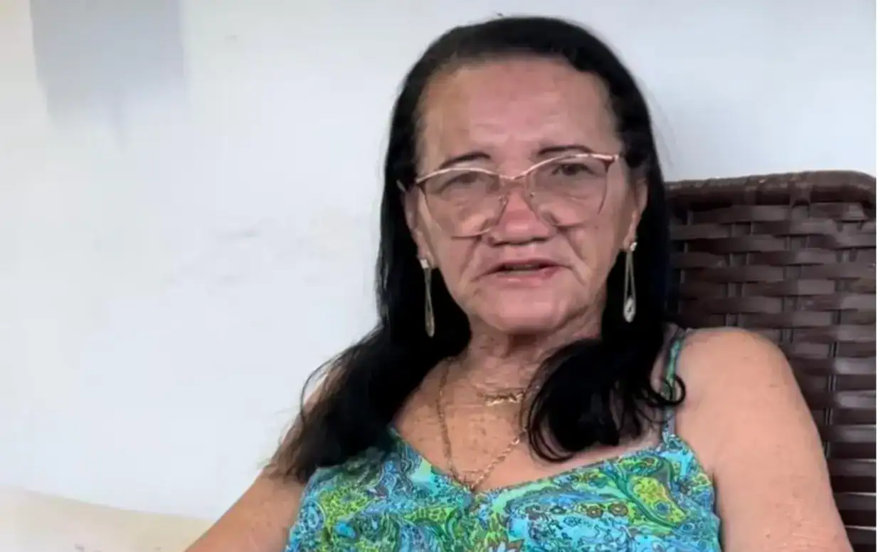 Dona Francisca, 72 anos, em Rancharia, Pernambuco, com teste de gravidez caseiro