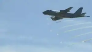 Mísseis e navios de guerra em exercício militar conjunto entre as forças de autodefesa do Japão e os militares dos Estados Unidos no Oceano Pacífico.