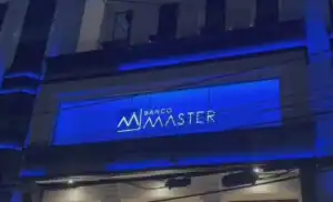 Logotipo do FGC sobre fundo com cédulas de dinheiro e ícones de segurança financeira, simbolizando proteção a investidores.