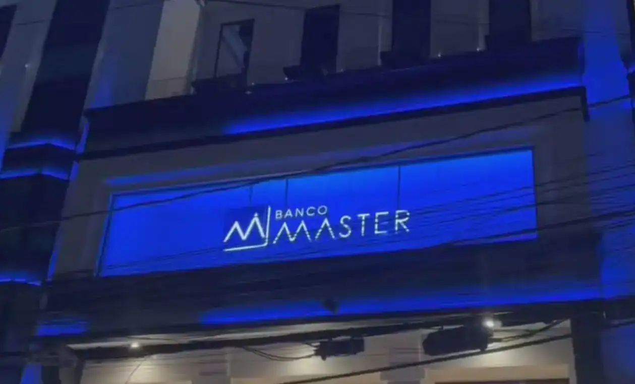 Logotipo do FGC sobre fundo com cédulas de dinheiro e ícones de segurança financeira, simbolizando proteção a investidores.