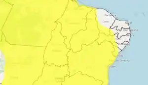 Ilustração de nuvens escuras, chuva forte e raios sobre um mapa estilizado do Piauí, indicando o alerta de perigo potencial do INMET.