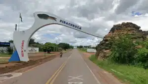 Cena de acidente na BR 343 em Piracuruca com carro envolvido e presença da PRF