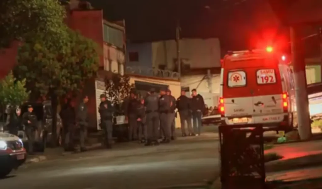 Viaturas da Polícia Militar e isolamento de área durante operação de refém na Cidade Dutra, zona sul de São Paulo.